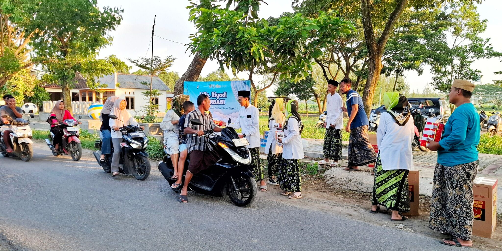 Tebar Berkah Ramadhan, MTs. Riyadlotut Thalabah Sedan dan Koperasi MATSARITHA Bagikan 500 Takjil di Dua Desa